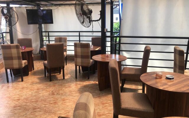 Momak 5 Hotel and Suites