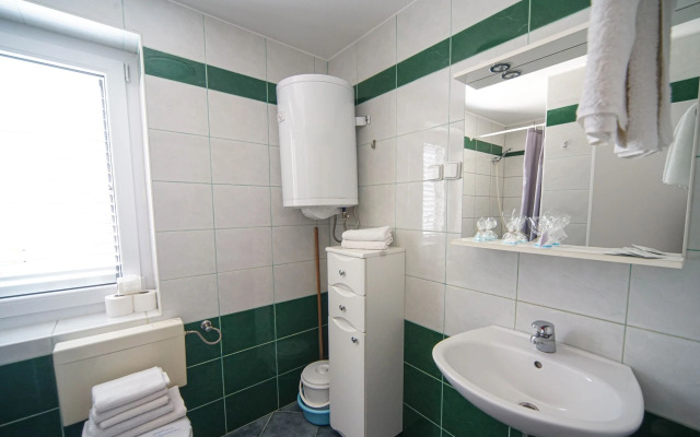 Apartments and Rooms Degra