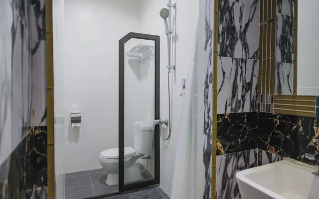 RedDoorz Plus near Pantai Coastarina 2