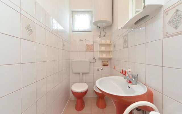 Apartment 725