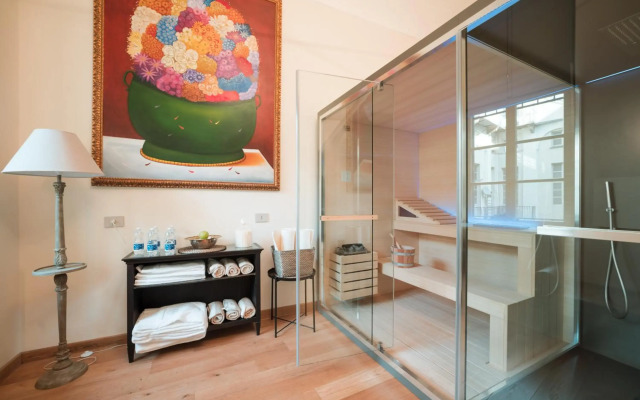 Royal Palace Luxury Suites & Hotel