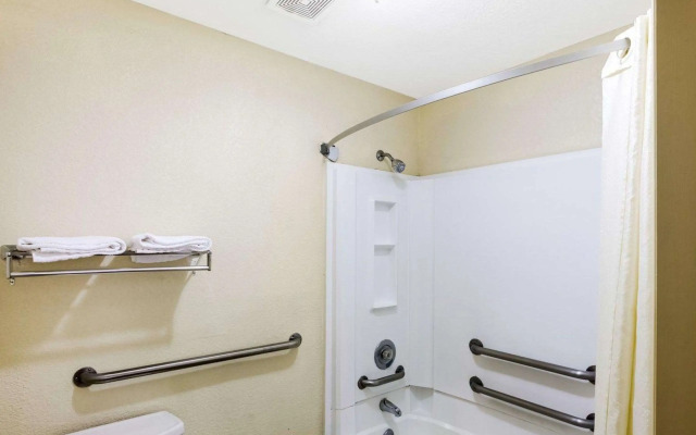 Rodeway Inn & Suites South of Fiesta Park