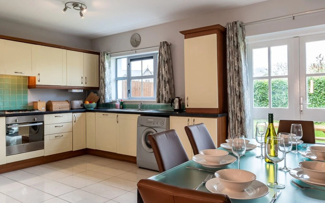 3 Bedroom pet Friendly Home With Access to Pool