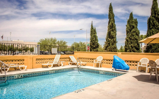 Econo Lodge University