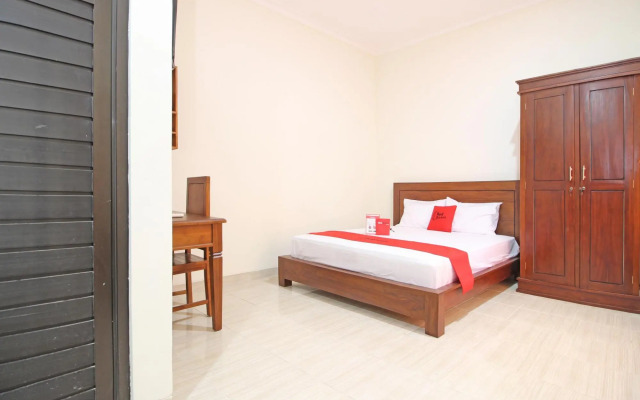 RedDoorz near UII Jakal