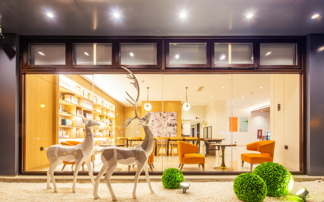 Elan Hotel (Luoyang Zhouwangcheng Plaza Subway Station Store)
