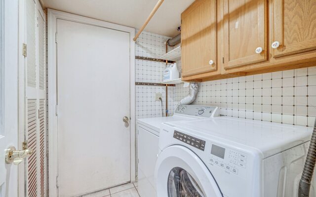 French-inspired Townhome 9 Mi to Saratoga Springs!
