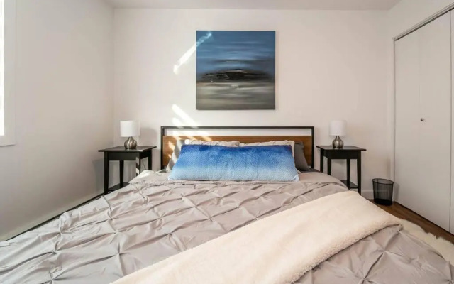 Spacious 2bedroom FREE parking king bed close to DT