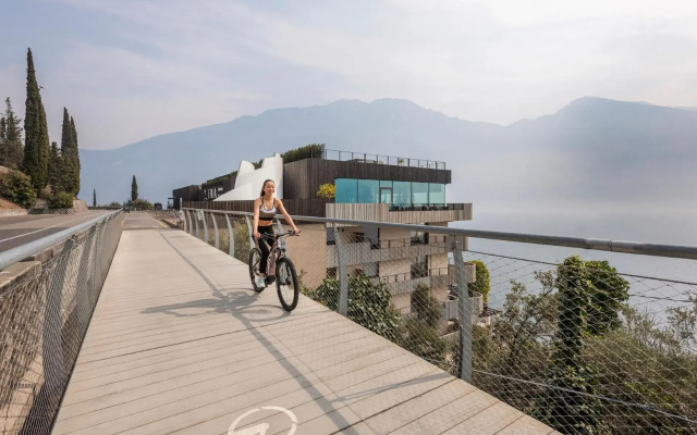 EALA My Lakeside Dream - Adults Friendly