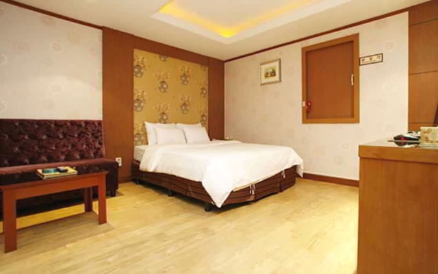 Two Be In Tourist Hotel