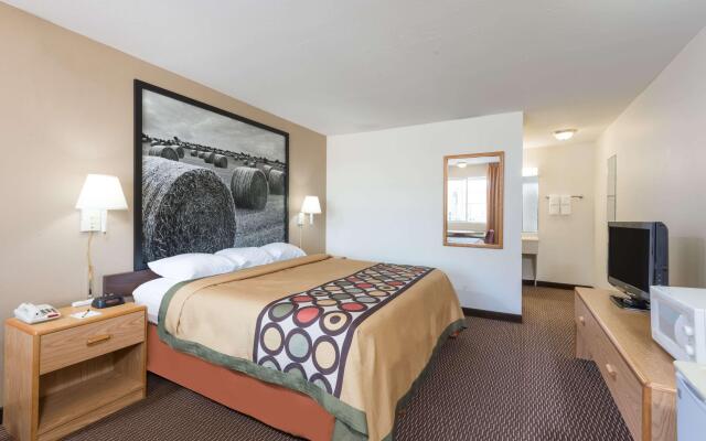 Deluxe Inn & Suites