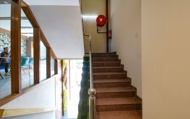 Fabhotel California Heights