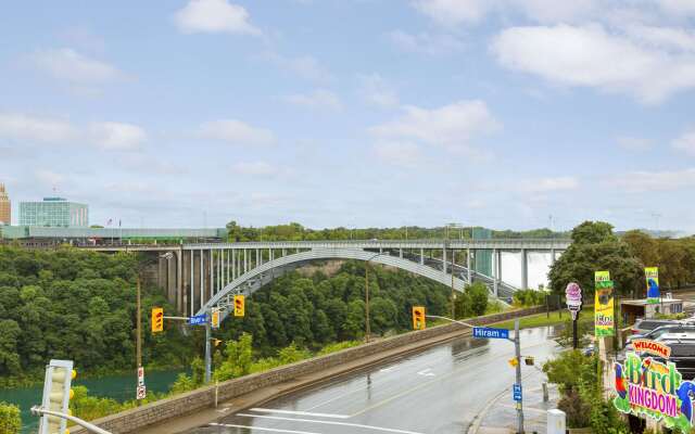 Travelodge by Wyndham Niagara Falls Fallsview