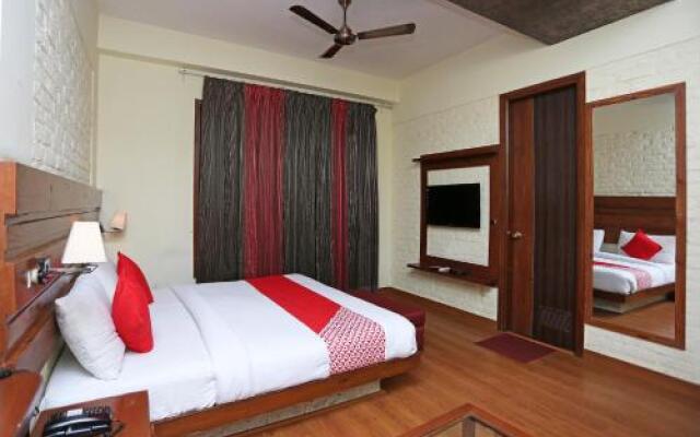 OYO 13602 Hotel The Town House