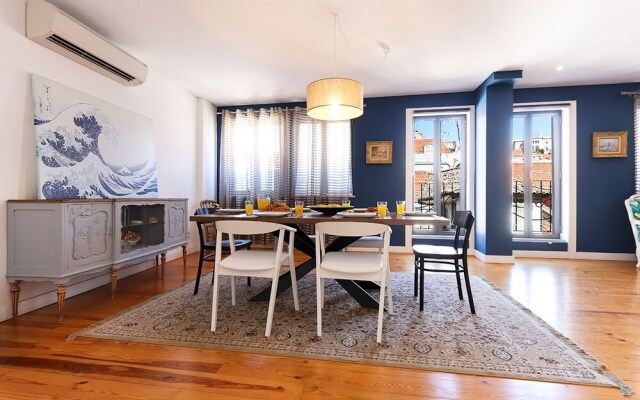 ALTIDO Bold & classy 2BR home w/balcony in Baixa, moments from shopping streets