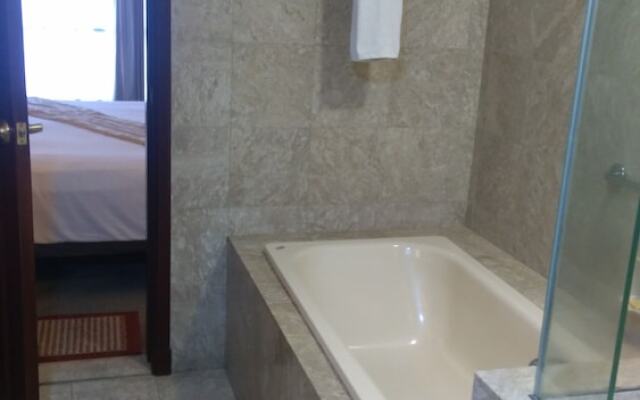 Peaceful Service Suite At Times Square
