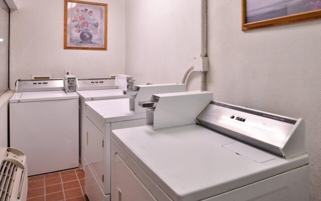 Rodeway Inn & Suites Thousand Palms - Rancho Mirage