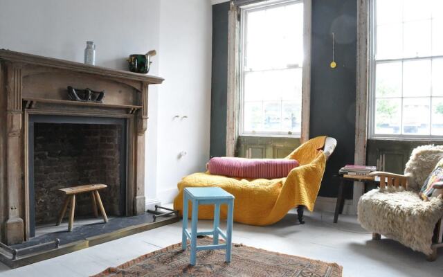 Colourful 3 Bedroom House in Camberwell