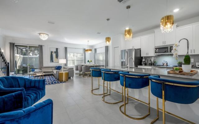 Luxury Chic Modern Home Prime Location