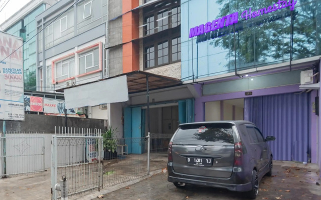 RedDoorz Near Trans Studio Mall 3