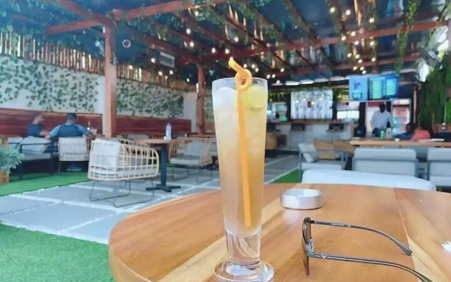 Montcrest Hotel & Lounge