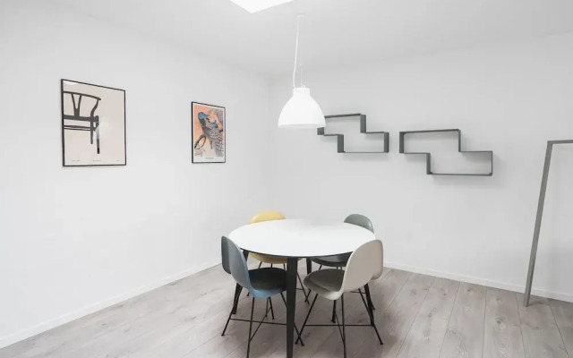 Fantastic Apartment w French Balcony