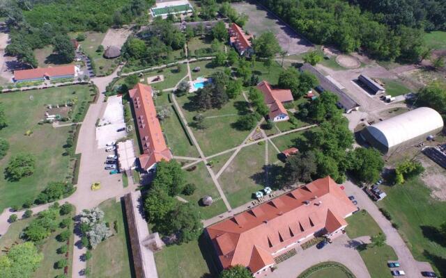 Sarlóspuszta Club Hotel
