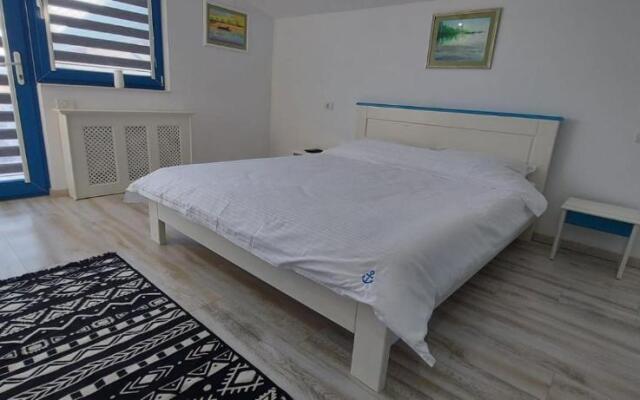Delta Summer House Crisan