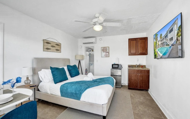 Waves on Desoto Beautiful Studio 7