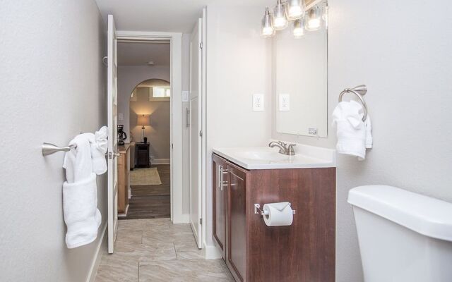 Cozy Retreat | Walk to Unc | Free Cruiser Bikes