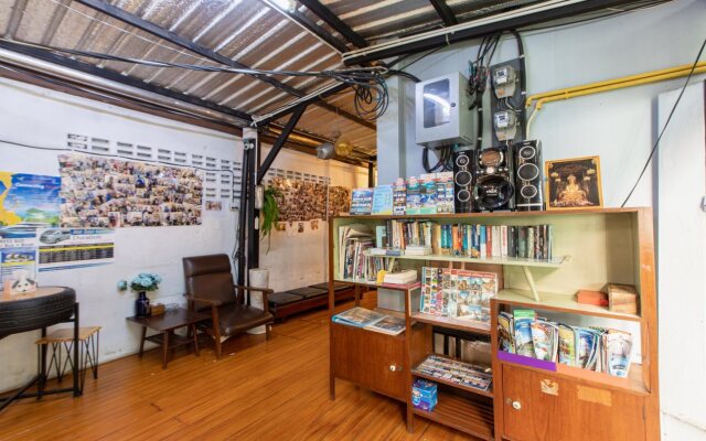 The Alley Hostel & Bistro