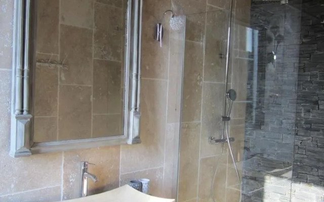 Le Manoir Aux Douves