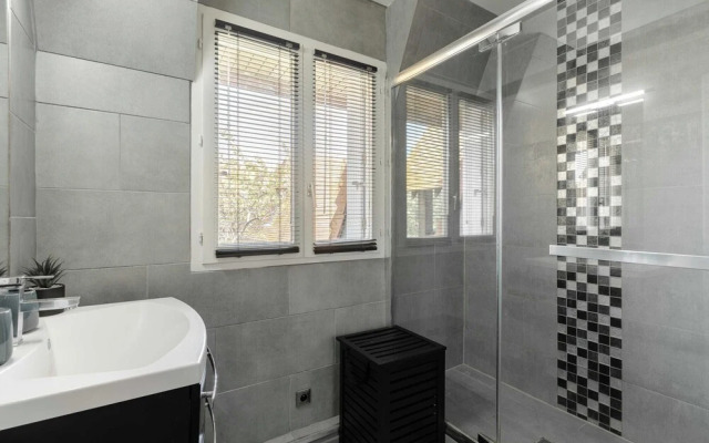 Renovated Apartment Sleeping 6 - Pool and Tennis