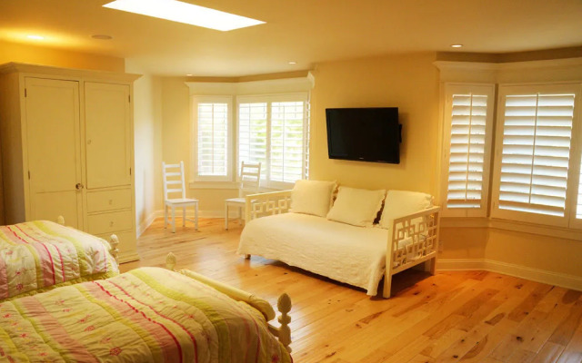 Luxurious French Style Oceanside Malibu House