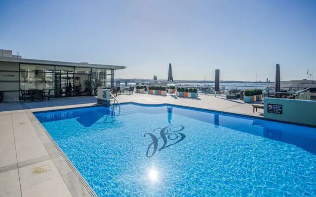 Spacious Apartment - Parking, Gym And Pool Access!