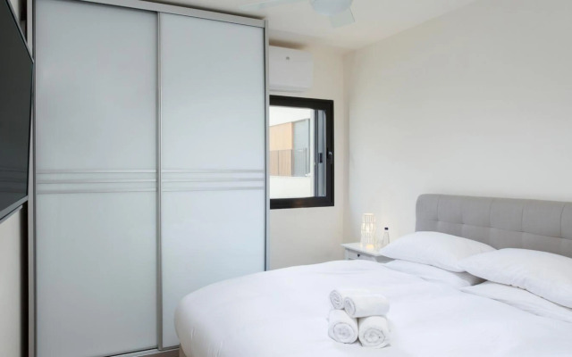 Huge 3BR Penthouse by HolyGuest