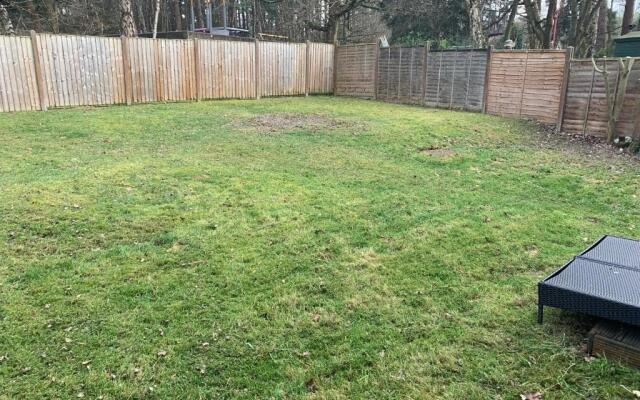 5 Bed Camberley Airport Accommodation