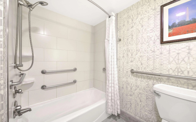 Embassy Suites by Hilton Alexandria Old Town