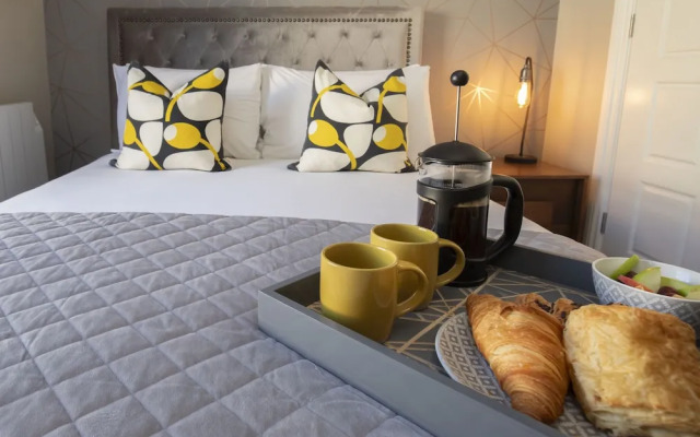 Elliot Oliver - Modern 2 Bedroom Town Centre Apartment