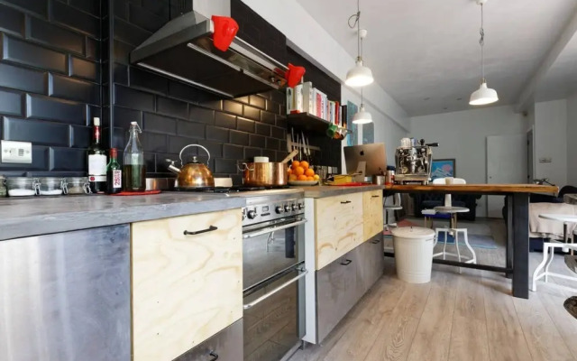 Designer 2 Bedroom Garden Flat in Peckham