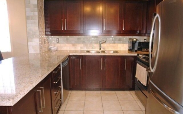 MiCasa Suites - Stylish Townhouse in King West Village