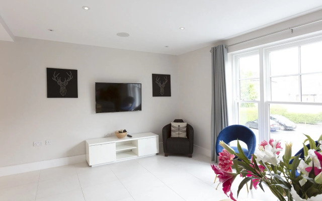 Immaculate Central Windsor Town House