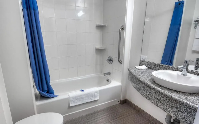 Motel 6 Claresholm Ab