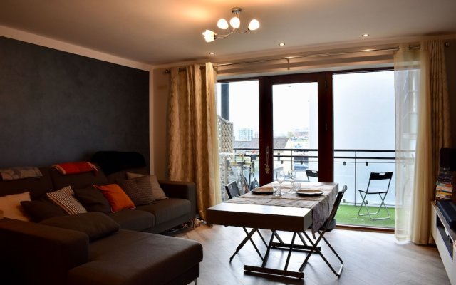Artistic 1 Bedroom Apartment With Balcony Ifsc