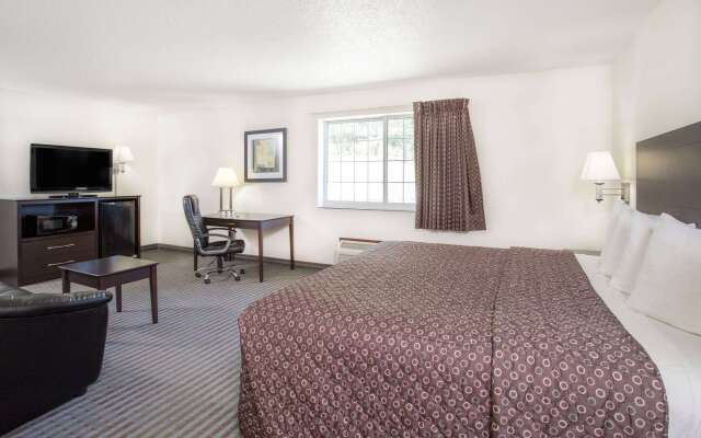 Super 8 by Wyndham Cedar Falls IA - University