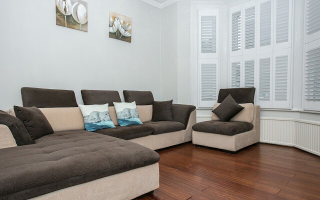 Modern 5 Bedroom House In Battersea