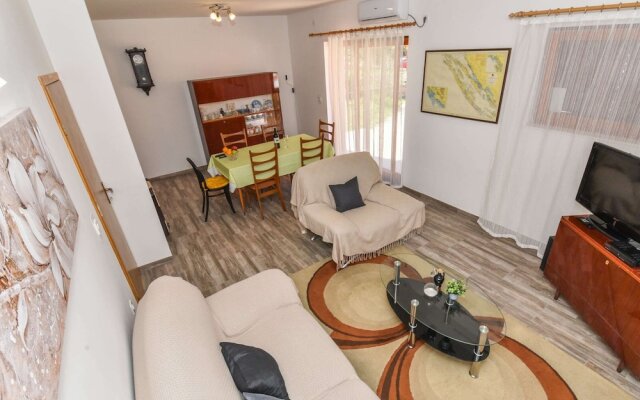 Holiday Home in Veli Iz With Fenced Garden