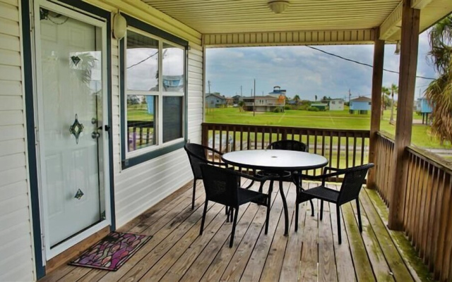 Spacious Retreat W/expansive Yard & Beach Access!