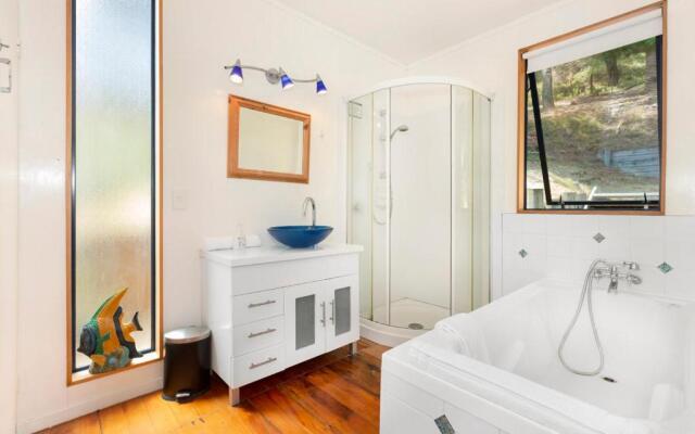 The Big Round Window - Raglan Holiday Home