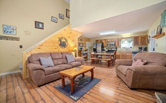 Strollin' Bear 3 Bedroom Home by RedAwning